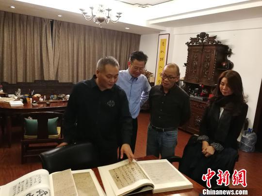 黄国梁拜访福清黄檗文化促进会，捐赠《日本高僧遗墨》套书。　陈芝宽 摄