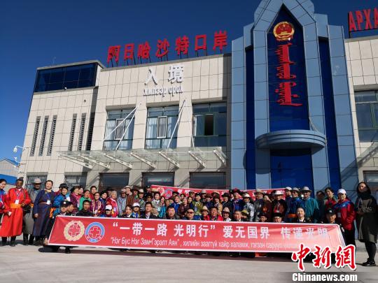 图为口岸联检单位工作人员与入境患者合影。　韩海鹏 摄