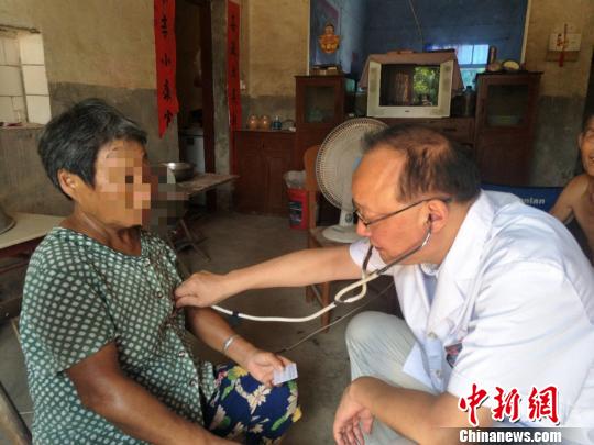 钟祥市人民医院医疗专家进村入户，将优质资源下基层，致力提升服务惠百姓。(资料图) 钟欣 摄