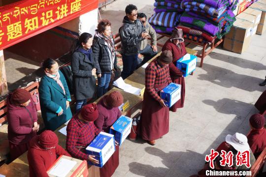 图为4月10日，活动向雄色寺僧尼赠送各类物品。　张伟 摄
