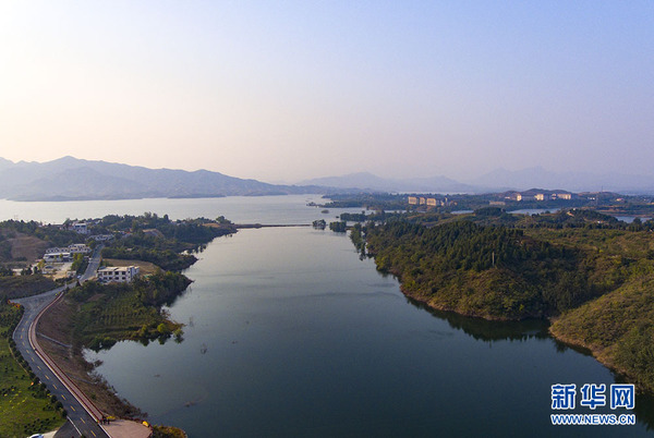 西柏坡文旅小镇周边景色怡人。新华网 王立鹏摄