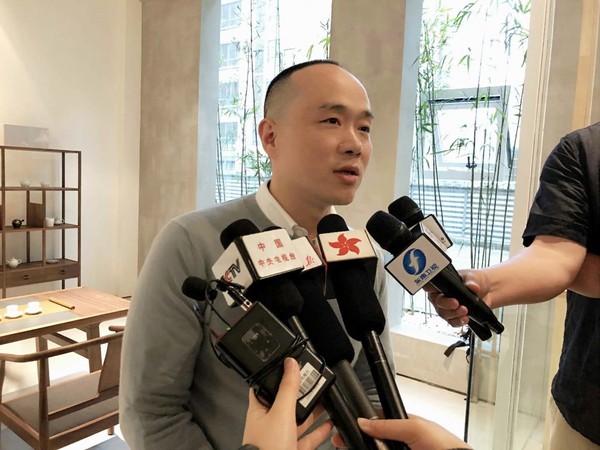 国号白茶创始人李国进表示，国号始终坚持着“真”的品牌理念。力求最质朴地还原出白茶本真的味道。让爱茶人喝到好茶，让喝茶人爱上白茶。                       新华网记者 张婷婷 摄影
