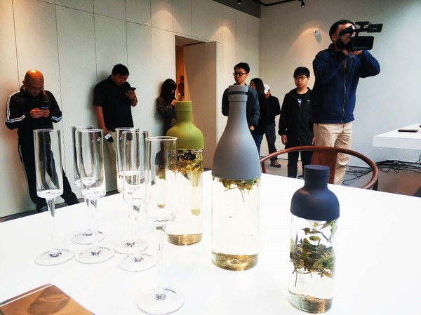 工艺创新、口感回甘的冷泡白茶携带非常方便、不烫口，开瓶即可享用，深受爱茶族的欢迎。