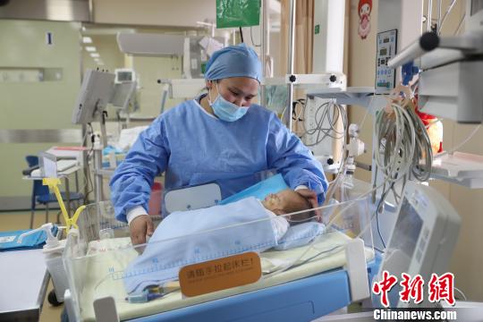 跨越两千公里的转运救治后，在该院心血管中心的努力下，只有28天大的汗汗成功接受手术，获得新生。　芊烨 摄