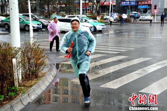 图为健康接力跑。　刘佳鹏 摄