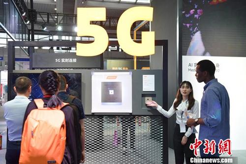 资料图：海内外客商关注5G通讯业务。<a target='_blank' href='http://www.chinanews.com/'>中新社</a>记者 陈文 摄