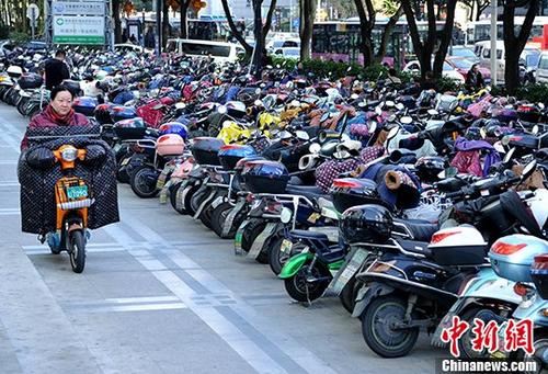资料图：市民骑电动车出行。 <a target='_blank' href='http://www.chinanews.com/'>中新社</a>记者 张斌 摄