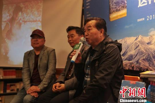 图为青海省摄影家协会主席蔡征、《发现青海》摄影统筹葛玉修、西海都市报摄影部主任张海东三位嘉宾为西宁的读者深度解读《发现青海100个最美观景拍摄点》。　李培源 摄