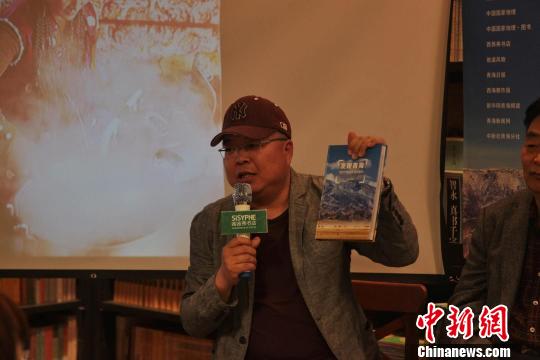 图为西海都市报摄影部主任张海东介绍《发现青海100个最美观景拍摄点》。　李培源 摄