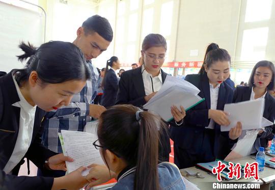 此次招聘会共吸引来自全疆的278家用人单位参加。　赵双喜 摄