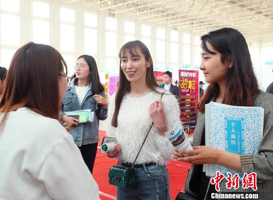 3000余名毕业生参加招聘会。　赵双喜 摄