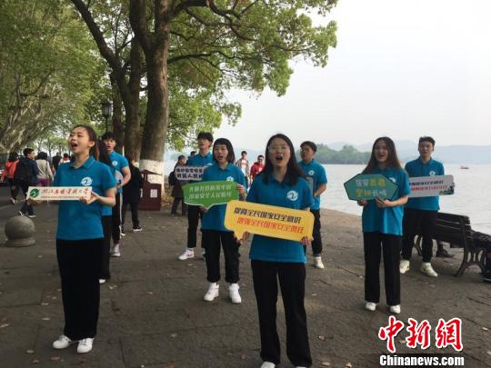 学生们开展“歌唱国安”快闪活动。国家开放大学供图 学生们开展“歌唱国安”快闪活动。国家开放大学供图