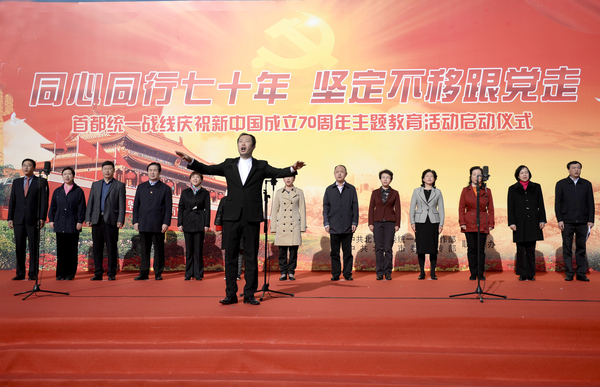 5.在指挥带动下，一同唱响“歌唱祖国》，活动推向高潮jpg