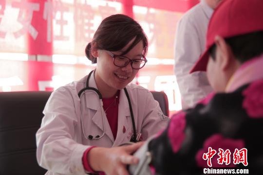 永乐店社区卫生服务中心在场地内开展义诊咨询活动，对居民提出的健康问题解答。　寇震 摄