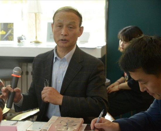 著名人文学者、中央数字书画频道主讲人任德山先生（左一）就书法艺术的时代特性和精神价值作以系统的阐释