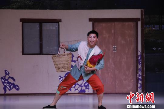 图为，柳琴戏《月儿圆圆》演员怀抱“公鸡”、手提菜篮。　孙宏瑗 摄