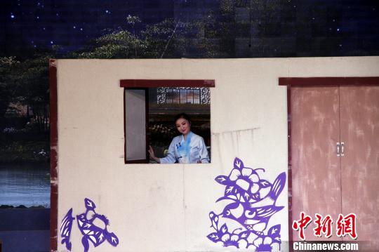 柳琴戏以地方语言为基础，较接地气，普遍展现民众生活中的家长里短。　孙宏瑗 摄