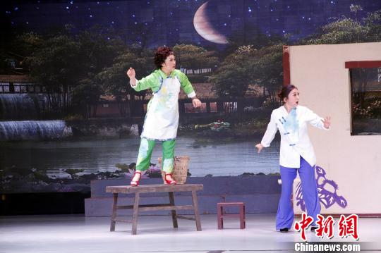 柳琴戏，俗称“拉魂腔”，清朝乾隆年间起源于山东临沂兰山、郯城一带，分布于鲁、苏、豫、皖接壤地区。　孙宏瑗 摄