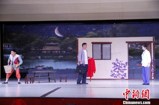 柳琴戏既有传统戏曲“程式”化的表演，又具备现代戏曲写实的精髓。　孙宏瑗 摄