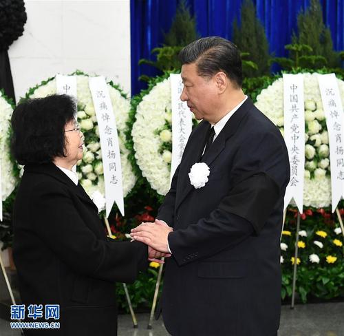 4月22日，肖扬同志遗体在北京八宝山革命公墓火化。习近平、李克强、栗战书、汪洋、王沪宁、赵乐际、韩正、王岐山等前往八宝山送别。这是习近平与肖扬亲属握手，表示深切慰问。 新华社记者 谢环驰 摄