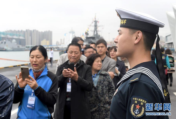 4月24日，观众准备登上“贵阳”号导弹驱逐舰参观。当日，纪念中国人民解放军海军成立70周年多国海军舰艇开放日活动在山东青岛举行。 新华社记者 马晶 摄 图片来源：新华网
