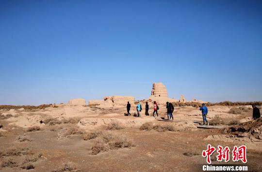 锁阳城遗址是一处集古遗址、古佛寺遗址、古渠系和古垦区、墓葬群等多种遗迹为一体的文化遗产，保存了中国古代最为完整的军事防御体系和农业灌溉水利体系。图为2019年4月上旬游客参观。　丁思 摄