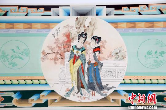 炕围画融壁画、年画、建筑彩绘为一体，兼具实用和审美功能 王斌田 摄