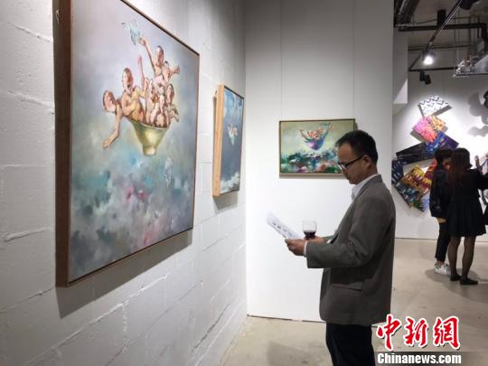 观众欣赏画作。　游洋 摄