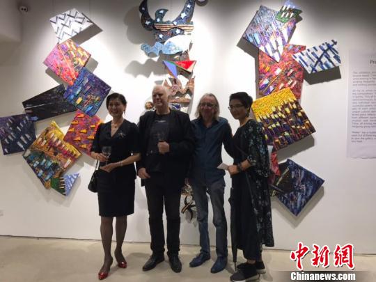 观众在画作前留影。　游洋 摄