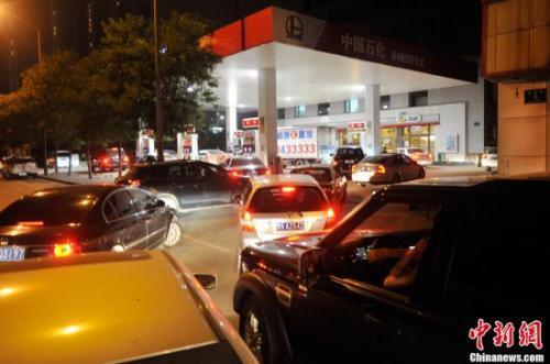 资料图：山西太原一加油站内，私家车主排队加油。<a target='_blank' href='http://www.chinanews.com/'>中新社</a>发 韦亮 摄
