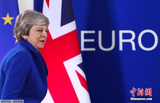 英国Politico网站曾评价道，脱欧就像黑洞，它吞噬能量、光线和物质。没有其他新闻，没有其他思考，除了脱欧什么都没有，这会把每个人都逼疯。