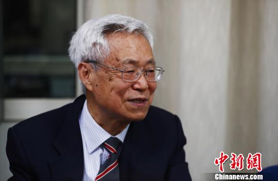 中国工程院院士庄辉在肝炎防治项目启动前接受媒体采访。(主办方供图) 钟欣 摄
