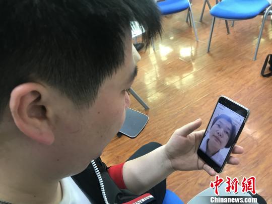 图为郑州市民与医生视频连线问诊。　韩章云 摄