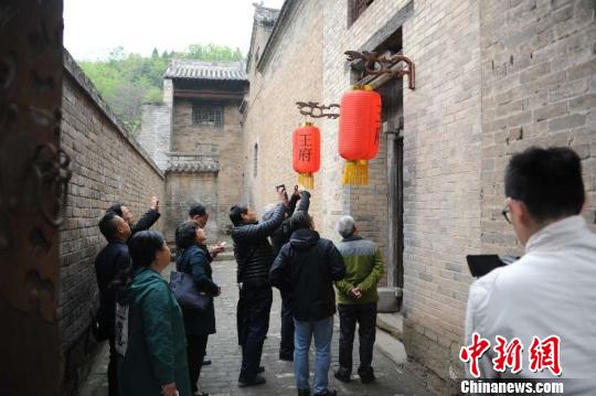 论坛开幕之前，与会专家参访皇城相府、郭峪古城、邸洎城、天官王府等古堡民居。　郝燕妮 摄