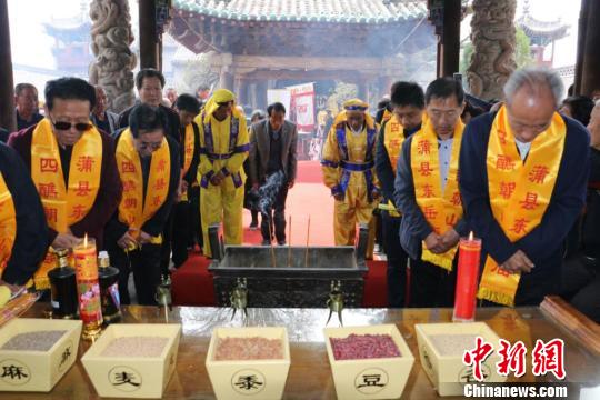 民众祈福风调雨顺，五谷丰登，国泰民安。　任丽娜 摄