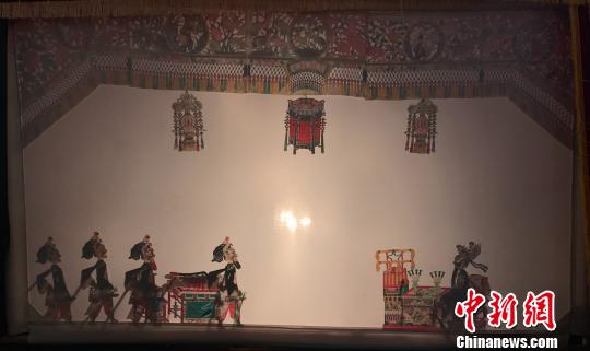 图为皮影戏表演。　张一辰 摄