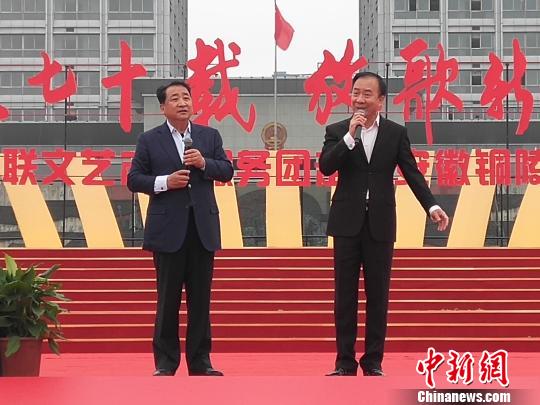 图为姜昆(左)和戴志诚(右)搭档，表演相声节目《乐在其中》。　钟欣 摄