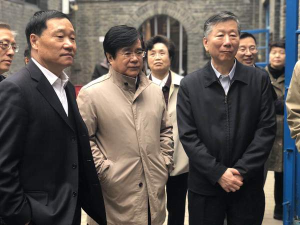 三位主席的合影（左起：中国证监会原主席肖钢；原中国保监会副主席周延礼；原中国银监会主席尚福林。）