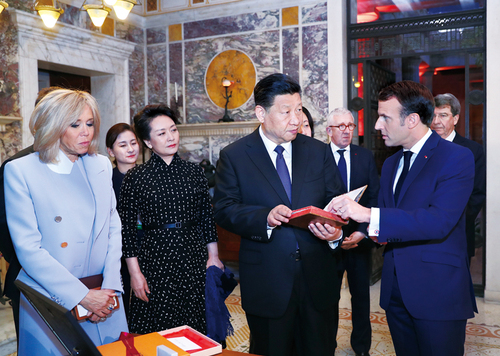 2019年3月24日，国家主席习近平在法国尼斯会见法国总统马克龙。习近平夫人彭丽媛、马克龙夫人布丽吉特参加。会见前，马克龙向习近平赠送1688年法国出版的首部《论语导读》法文版原著。 新华社记者 鞠鹏 摄