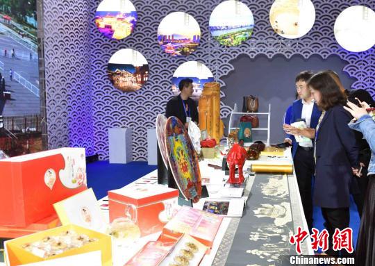 图为展出的运河城市文化旅游精品。　司新利 摄