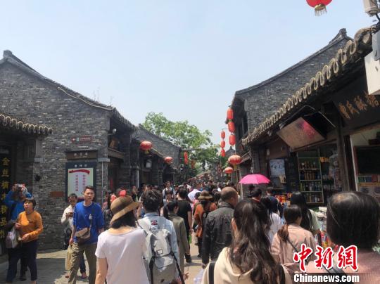 图为“五一”小长假期间，扬州历史老街人山人海。　项菁 摄