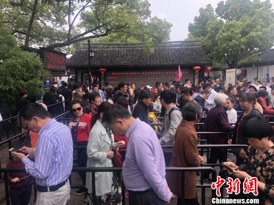 图为“五一”小长假期间，绍兴鲁迅故里景区售票处，游客正排队购票。　鲁一民 摄