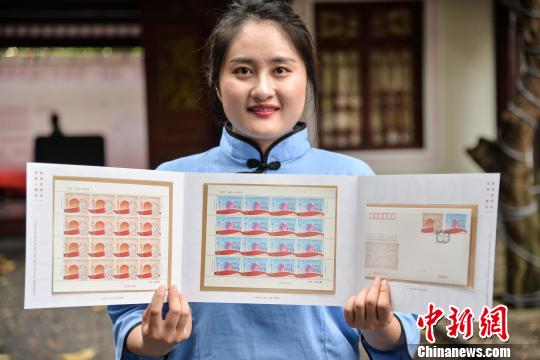 图为《“五四”运动一百周年》纪念邮票、首日封。　洪坚鹏 摄