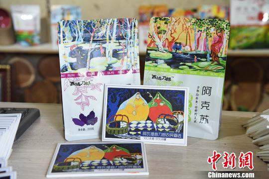 5月3日，阿瓦提县刀郎农民画延伸的旅游产品。　勉征 摄