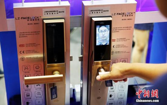 资料图：消费者试用智能人脸识别门锁。 <a target='_blank' href='http://www.chinanews.com/'>中新社</a>记者 汤彦俊 摄