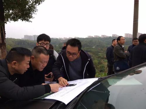 中央第四生态环境保护督察组在长沙市暮云经济开发区检查绿心内工业项目搬迁退出情况。