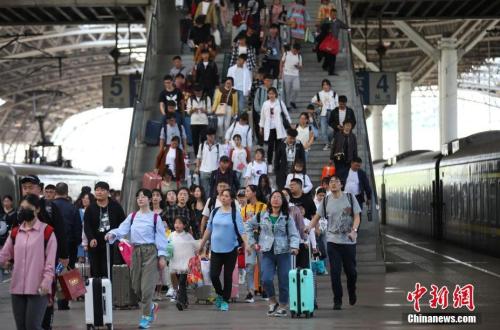 “五一”期间，大批旅客在火车站乘坐火车出行。中新社记者 泱波 摄