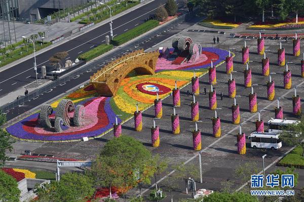 4月26日，第二届“一带一路”国际合作高峰论坛开幕式在北京国家会议中心举行。这是4月26日拍摄的北京国家会议中心前的“丝路金桥”景观作品。 新华社记者 金良快 摄