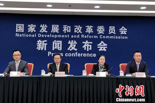 5月6日，国家发改委召开专题新闻发布会，介绍关于建立健全城乡融合发展体制机制和政策体系有关情况，并回答记者提问。<a target='_blank' href='http://www.chinanews.com/' >中新网</a>记者 李金磊 摄