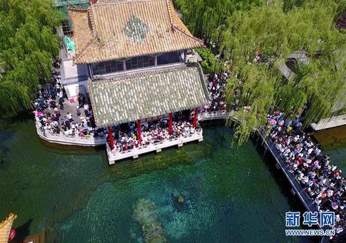 5月4日无人机拍摄的济南趵突泉景区。2019年“五一”假日期间全国国内旅游接待总人数1.95亿人次，按可比口径增长13.7%；实现旅游收入1176.7亿元，按可比口径增长16.1%。新华社发